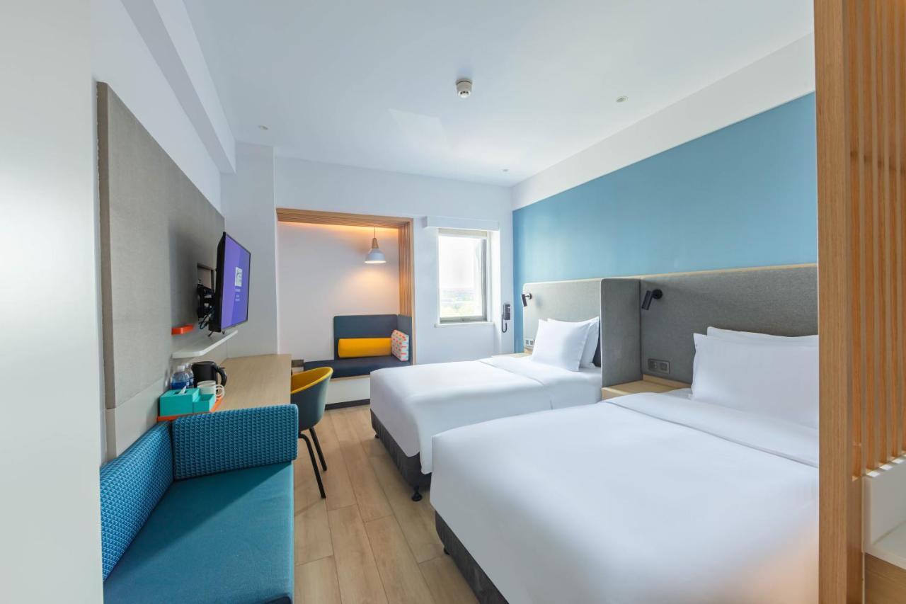 Holiday Inn Express Shanghai Pudong Airport By Ihg Exterior photo
