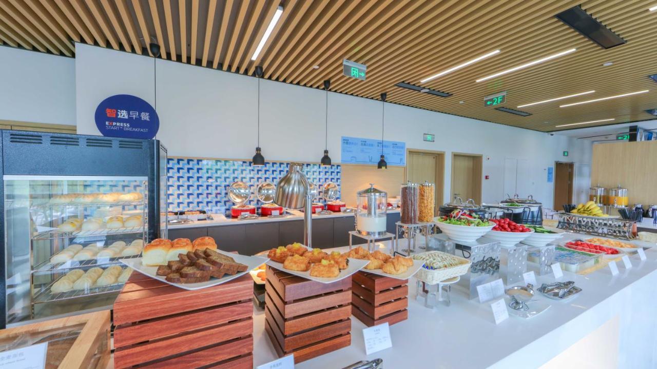 Holiday Inn Express Shanghai Pudong Airport By Ihg Exterior photo