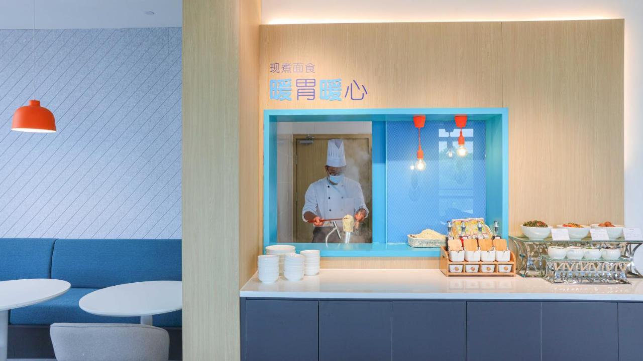 Holiday Inn Express Shanghai Pudong Airport By Ihg Exterior photo