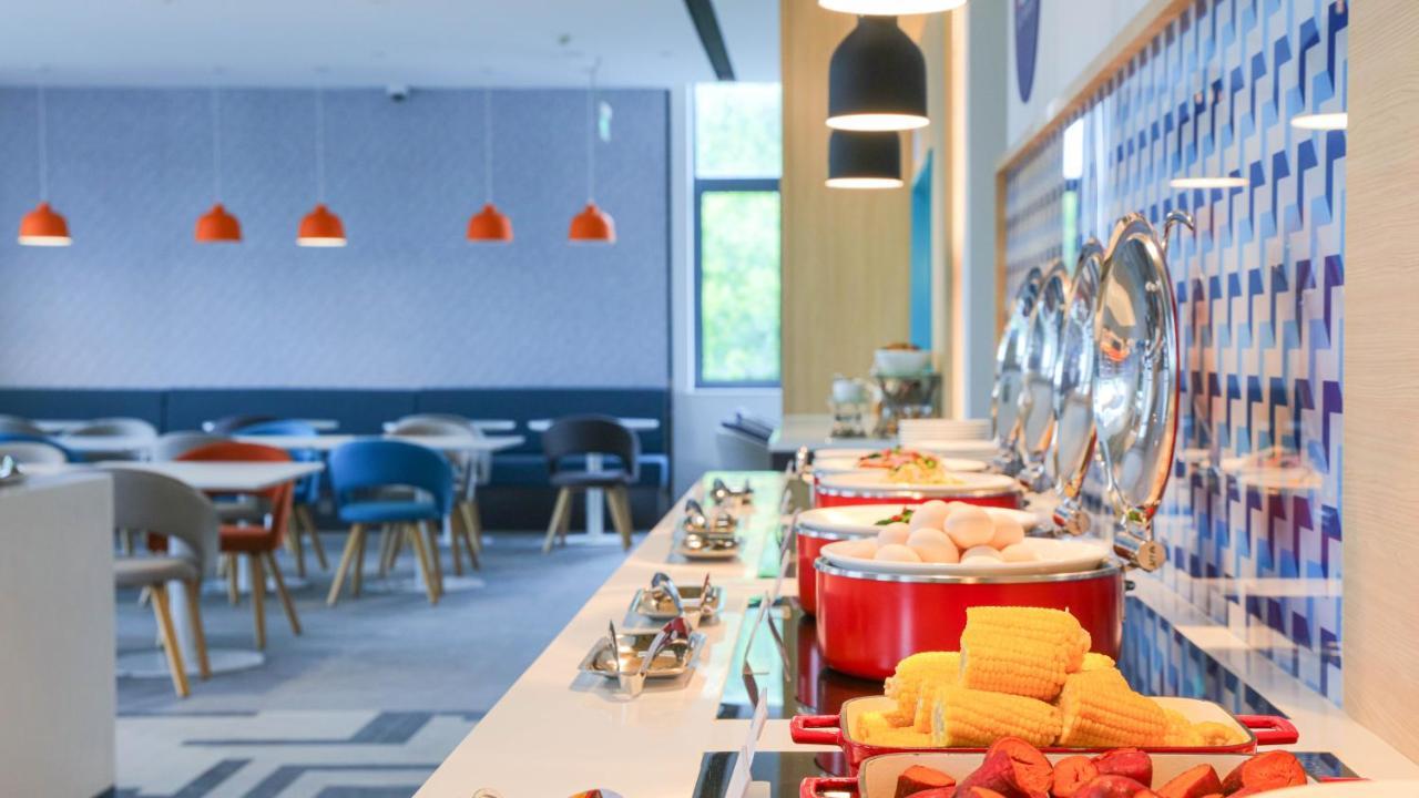 Holiday Inn Express Shanghai Pudong Airport By Ihg Exterior photo