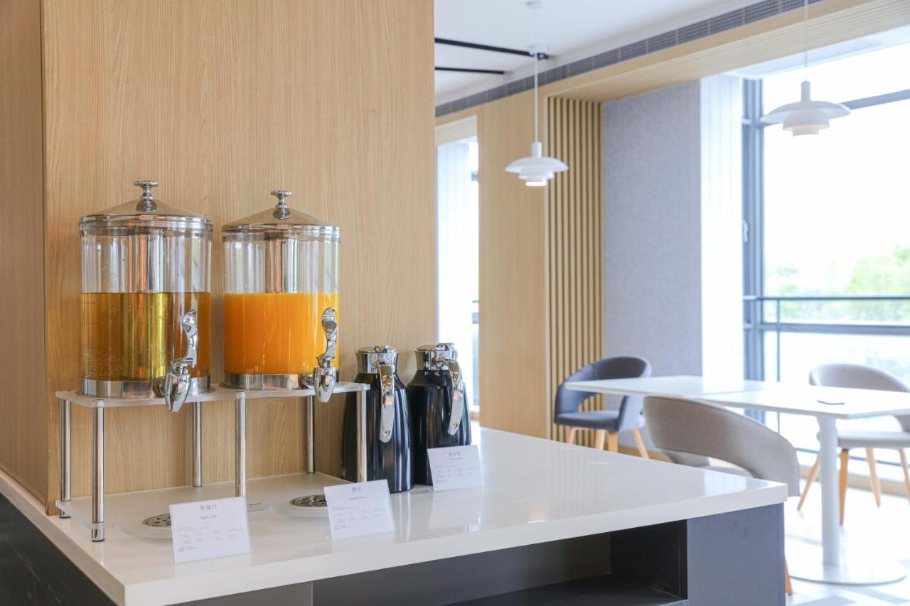 Holiday Inn Express Shanghai Pudong Airport By Ihg Exterior photo