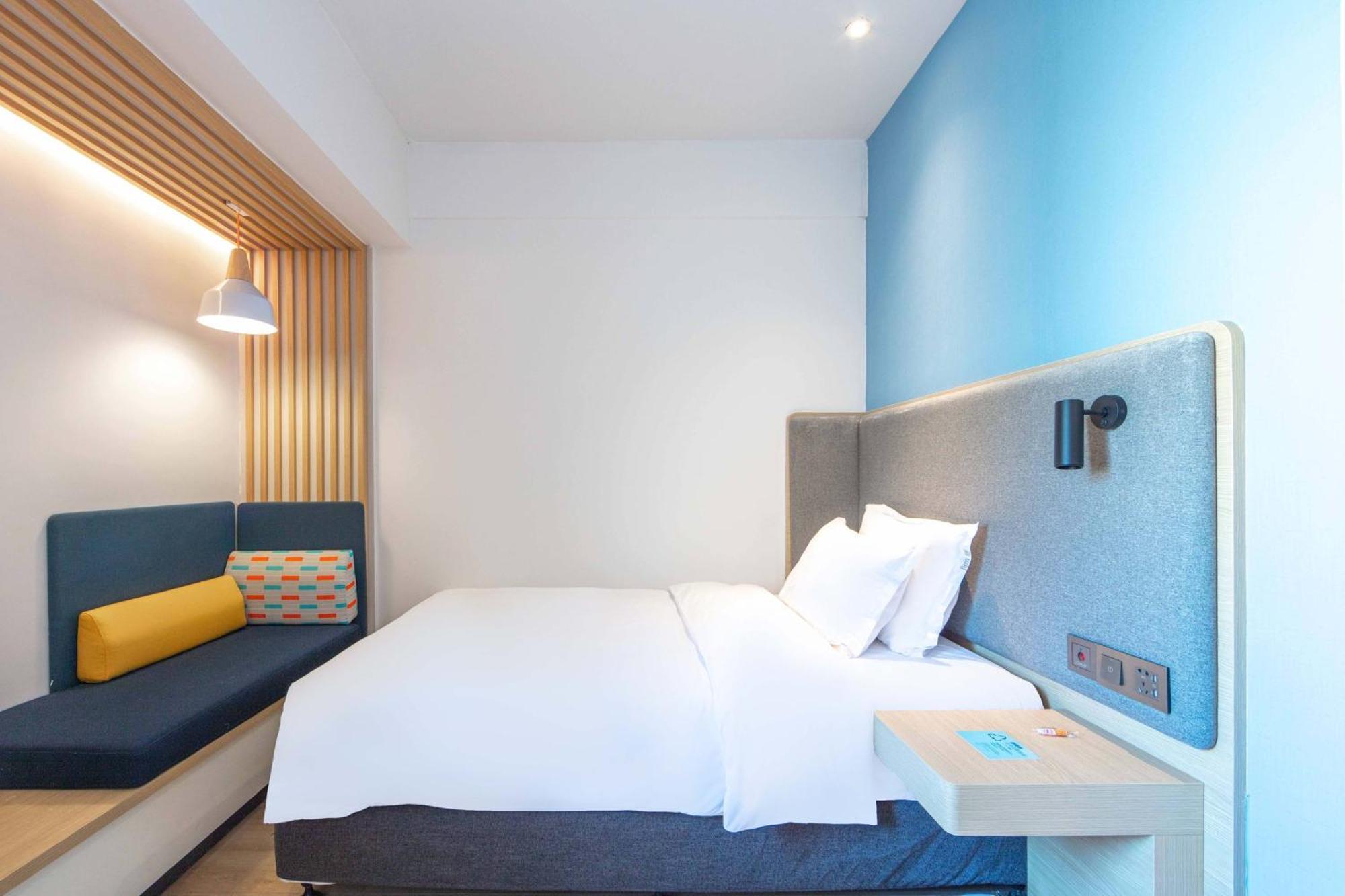 Holiday Inn Express Shanghai Pudong Airport By Ihg Exterior photo