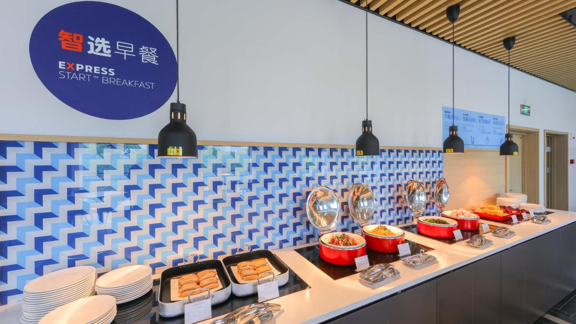 Holiday Inn Express Shanghai Pudong Airport By Ihg Exterior photo