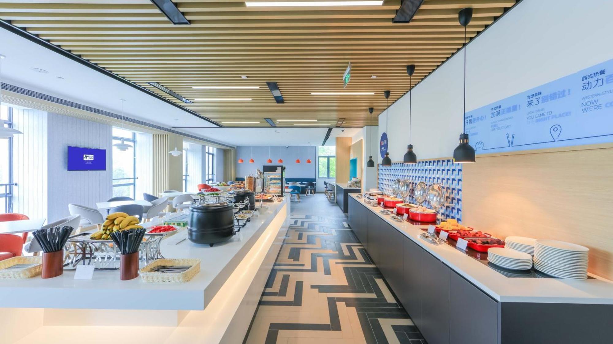 Holiday Inn Express Shanghai Pudong Airport By Ihg Exterior photo