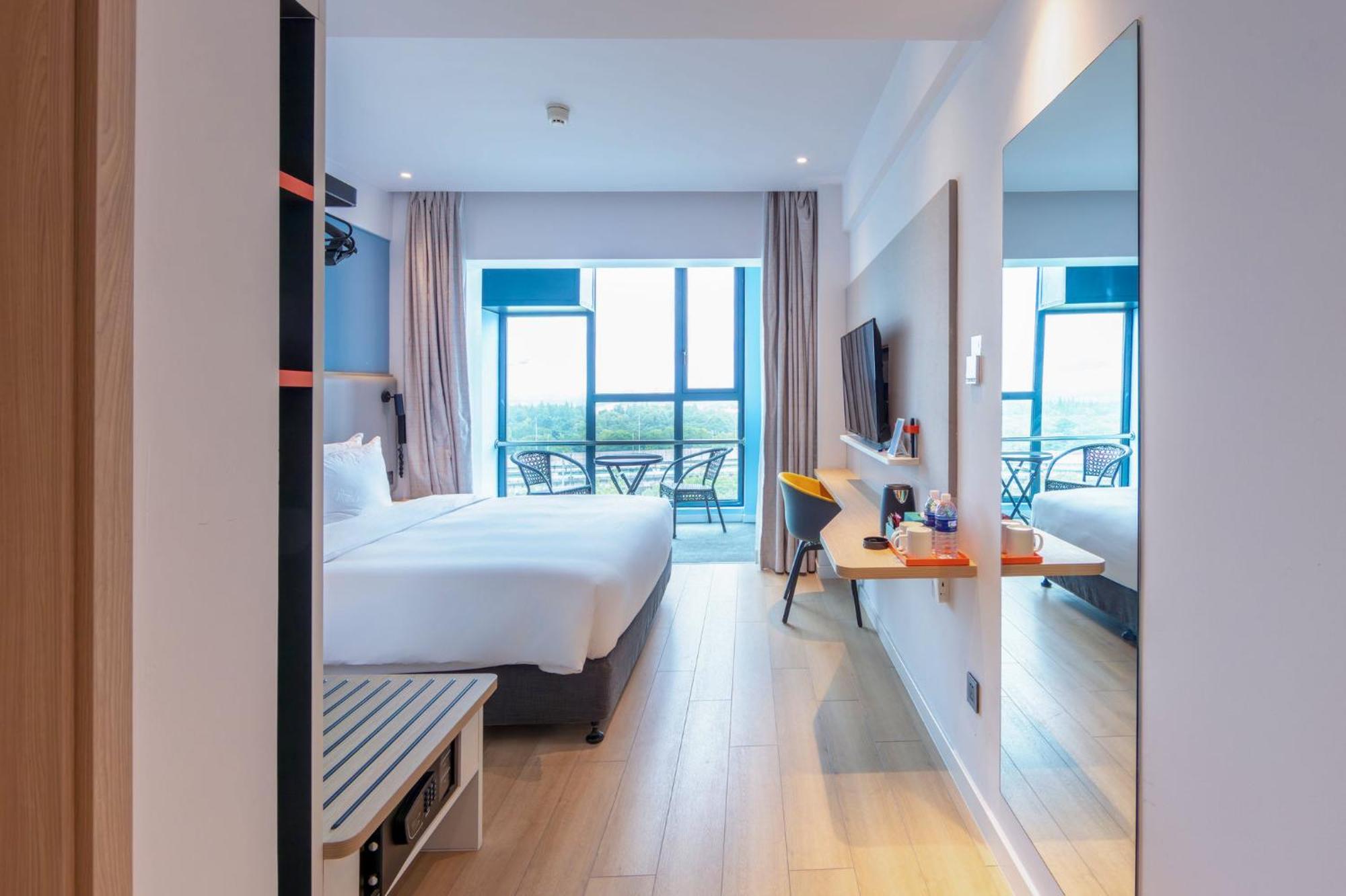 Holiday Inn Express Shanghai Pudong Airport By Ihg Exterior photo