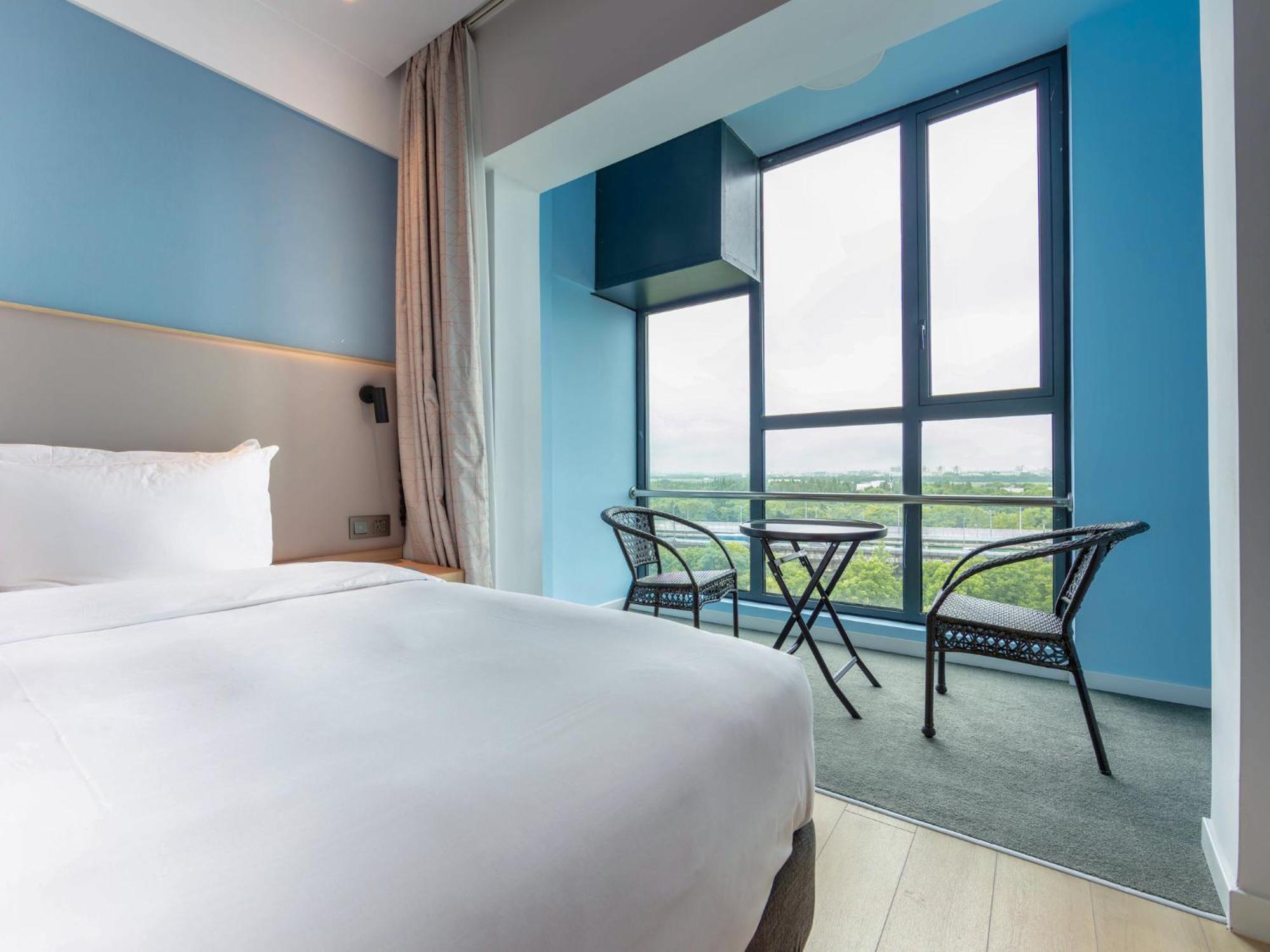 Holiday Inn Express Shanghai Pudong Airport By Ihg Exterior photo