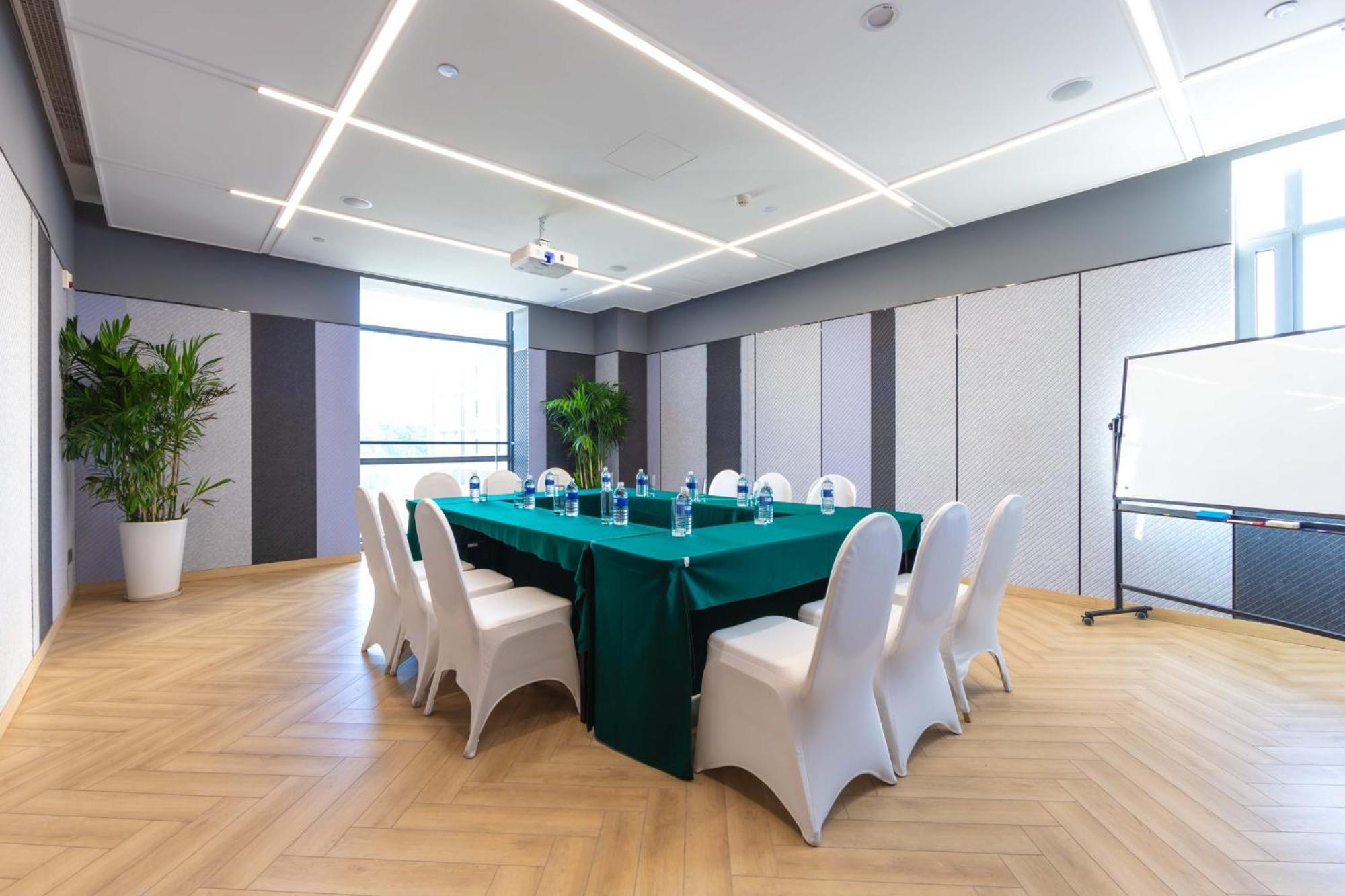 Holiday Inn Express Shanghai Pudong Airport By Ihg Exterior photo
