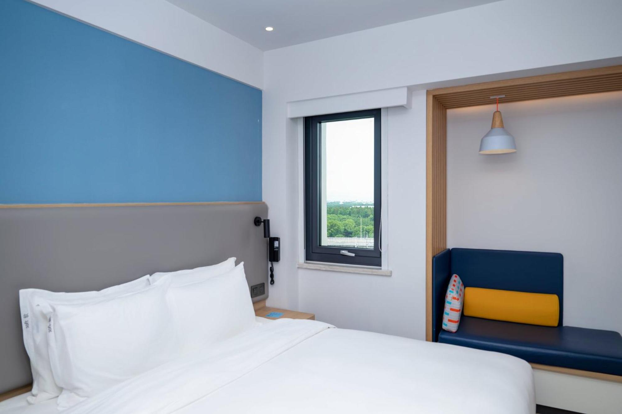 Holiday Inn Express Shanghai Pudong Airport By Ihg Exterior photo